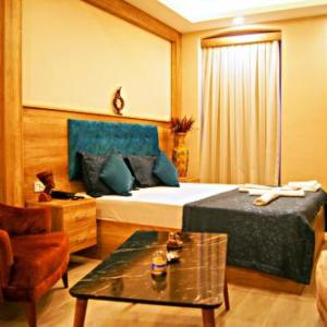 Destinia Pera Suites