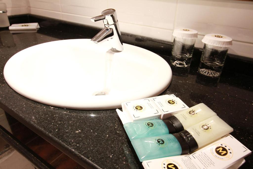 Mosaic Hotel - image 2