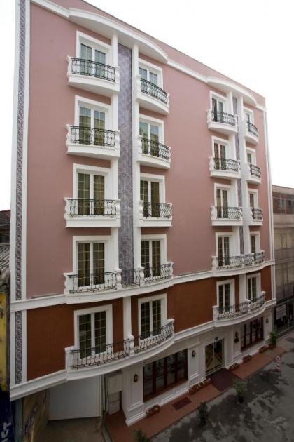 Maywood Hotel - image 1