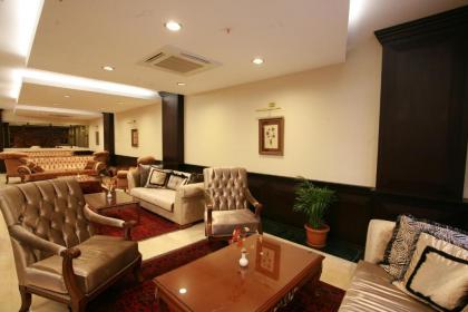 Maywood Hotel - image 16