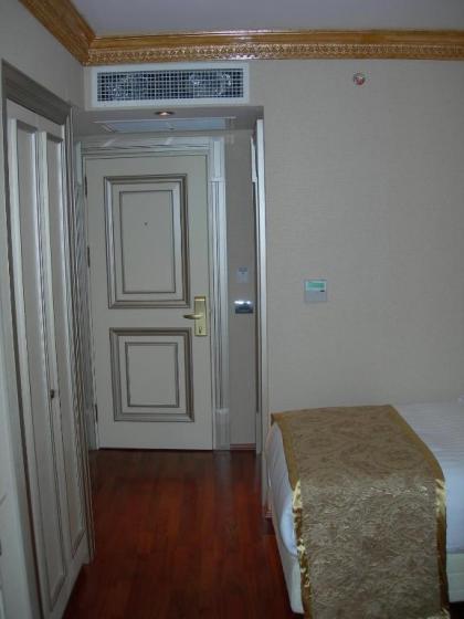 Maywood Hotel - image 19