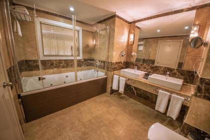 Dream Hill Business Deluxe Hotel Asia - image 4