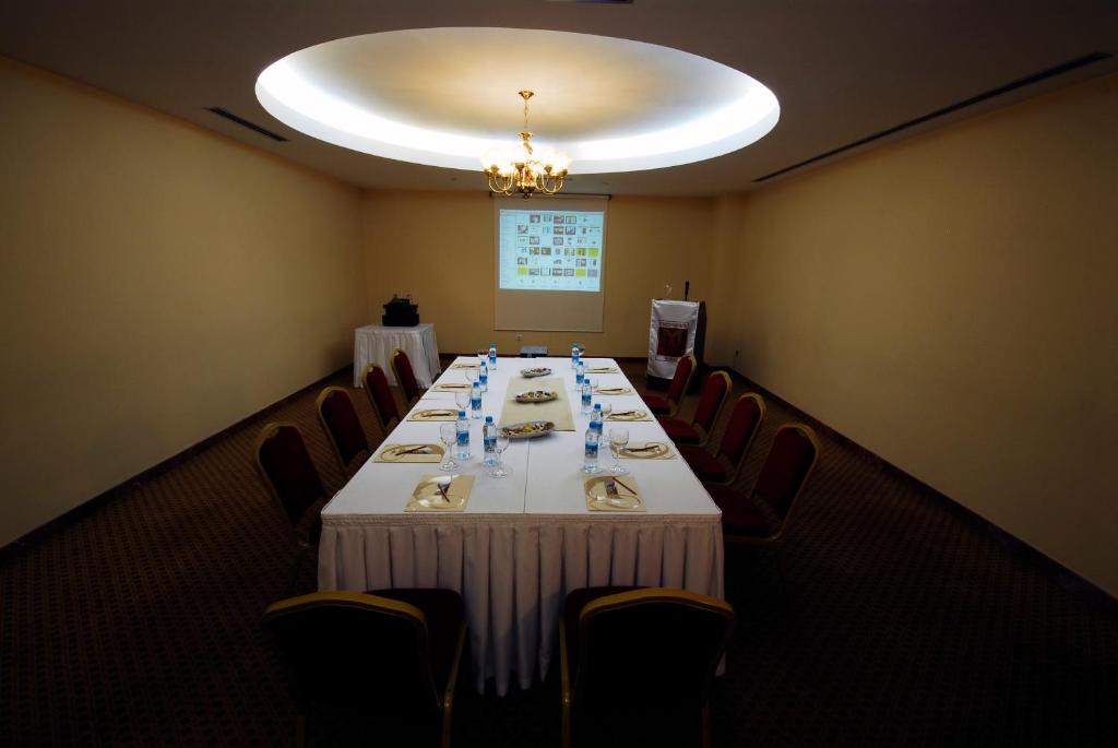 Taksim Metropark Hotel - image 4