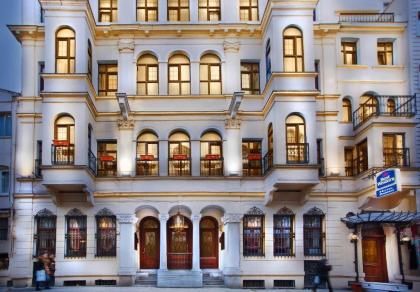 Amber Hotel - image 1