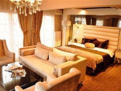 Q Inn Hotel - image 2