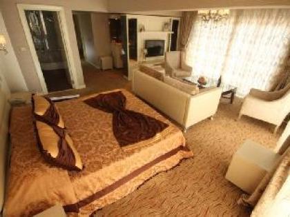 Q Inn Hotel - image 9