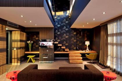 Vernazza Suites Hotel - image 1