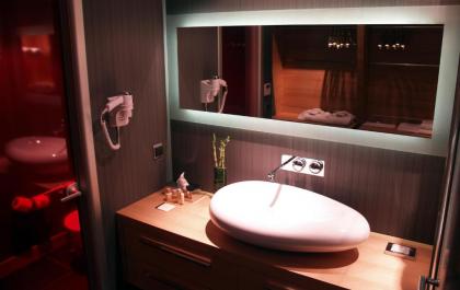 Vernazza Suites Hotel - image 10