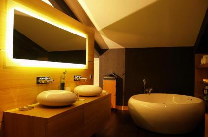 Vernazza Suites Hotel - image 5