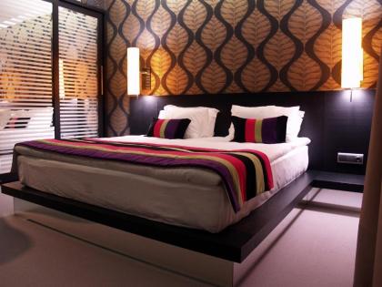 Vernazza Suites Hotel - image 8