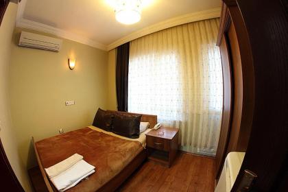 Paradise Hotel - image 18