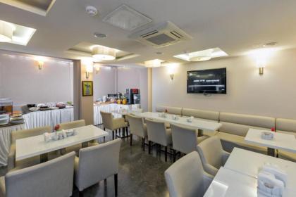 Aristocrat Hotel - image 5