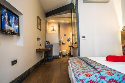 West Pera Hotel - image 12