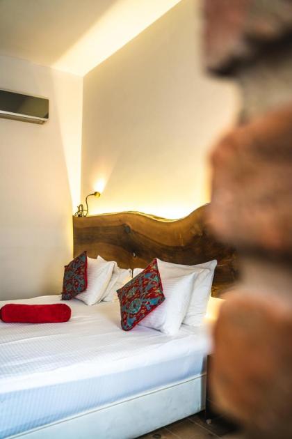 West Pera Hotel - image 14