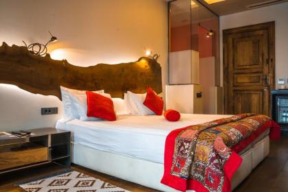 West Pera Hotel - image 3