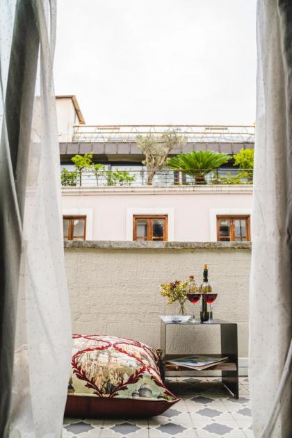 West Pera Hotel - image 4