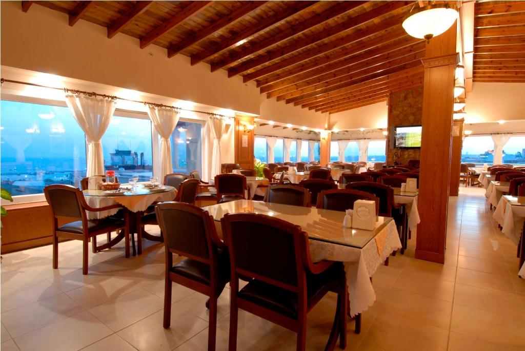 Baron Hotel - image 2