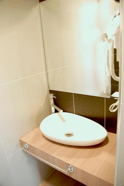 Lounge Hotel - image 12