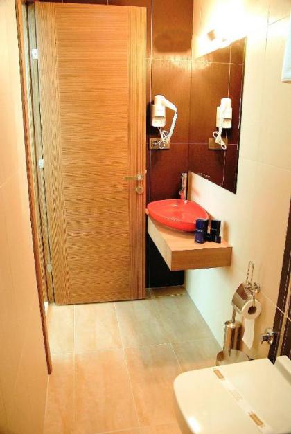 Lounge Hotel - image 18