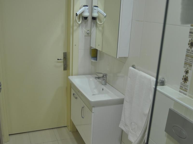 Net House Hotel - image 5