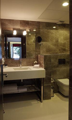 Tuzla Town Hotel - image 5