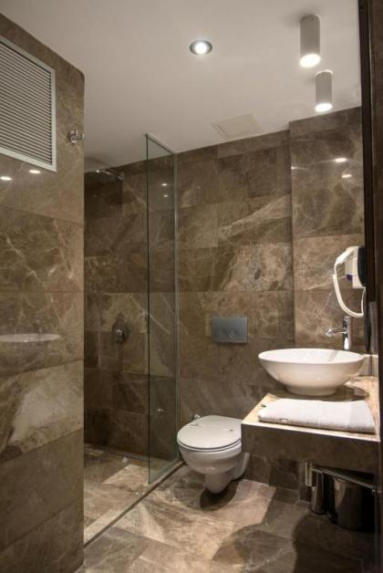 GK Regency Suites Hotel - image 17