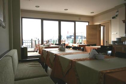 Grand Peninsula Hotel - image 6