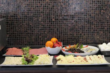 K Suites Hotel - image 16