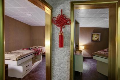 White Monarch Hotel - image 11
