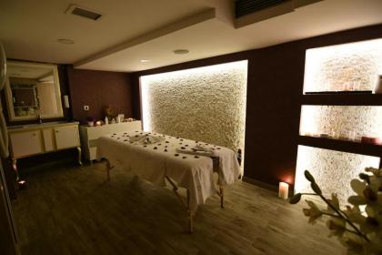 Diamond Royal Hotel - image 20