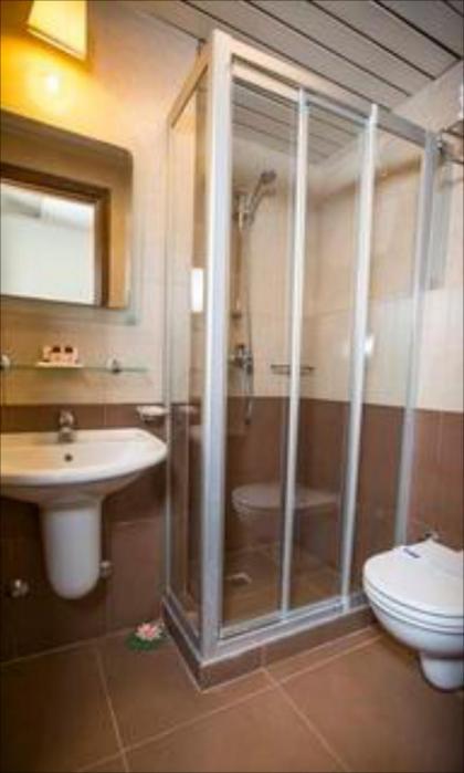 Golden Crown Hotel - image 2