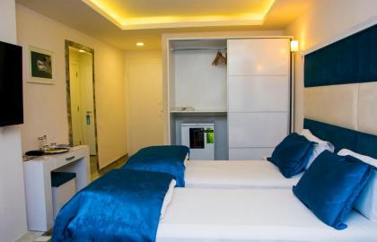 Deep Hotel - image 5