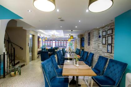 Raymond Blue Hotel - image 2