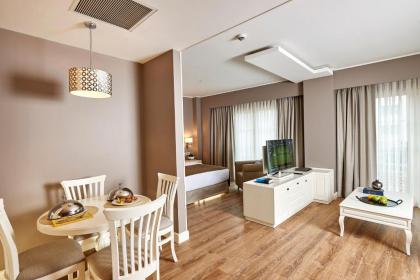 Renata Suites Boutique Hotel - image 9
