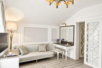 Mirrors Hotel - image 14