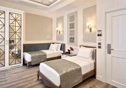 Mirrors Hotel - image 2