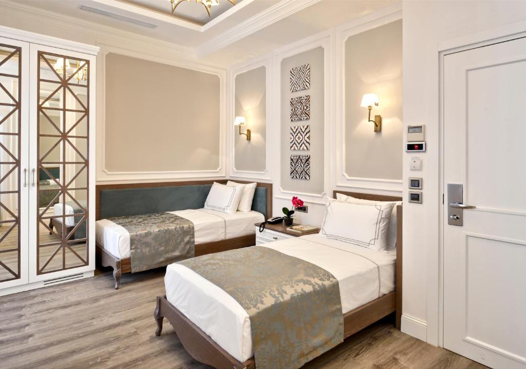 Mirrors Hotel - image 2
