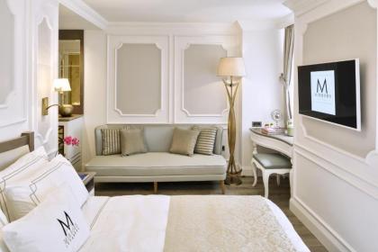 Mirrors Hotel - image 9