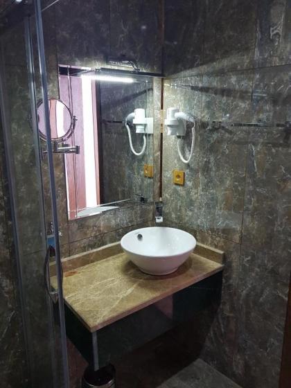 Perapolis Hotel - image 3