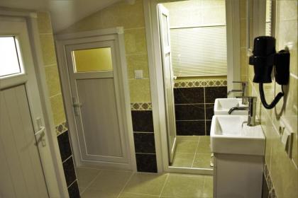 Paradise Airport Hotel - image 2