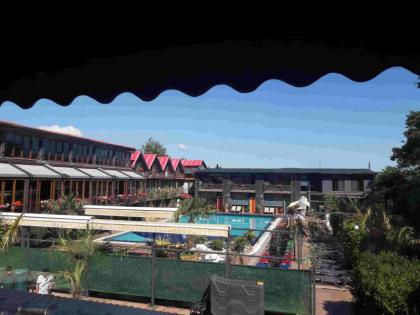 Green House Garden Park Hotel - image 1