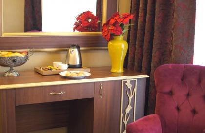 MB Deluxe Hotel - image 11