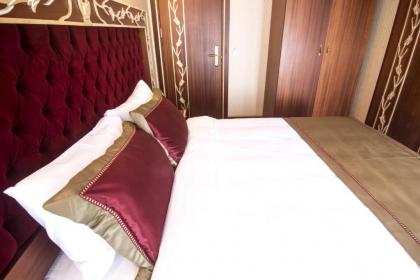 MB Deluxe Hotel - image 12