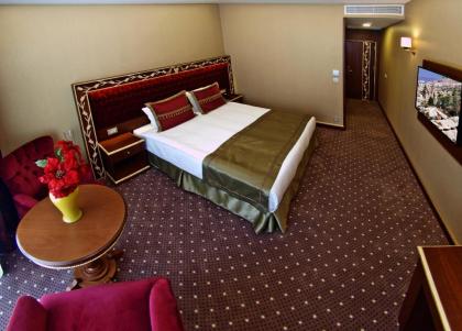 MB Deluxe Hotel - image 2