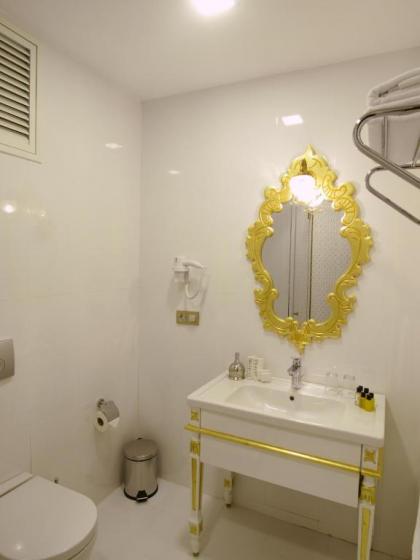 MB Deluxe Hotel - image 5