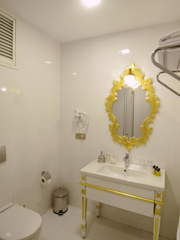 MB Deluxe Hotel - image 5