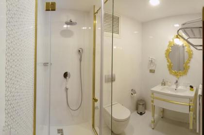 MB Deluxe Hotel - image 6
