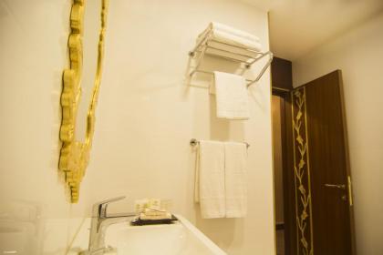 MB Deluxe Hotel - image 8