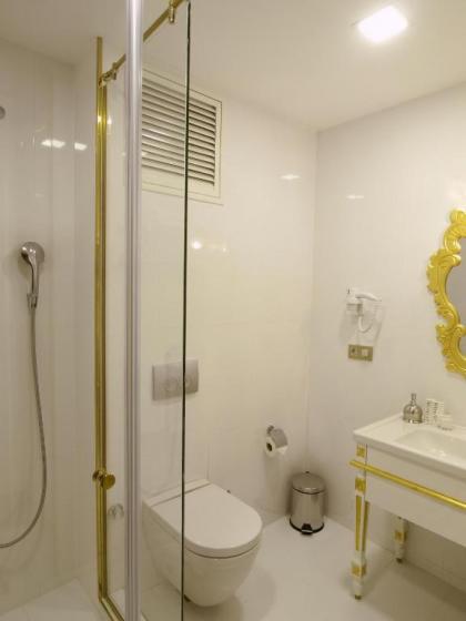 MB Deluxe Hotel - image 9