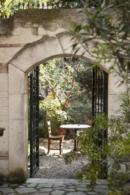 Hotel Empress Zoe - image 8